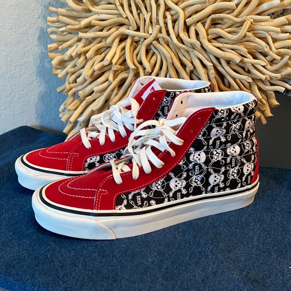 🔥Vans red suede and black and white skulls